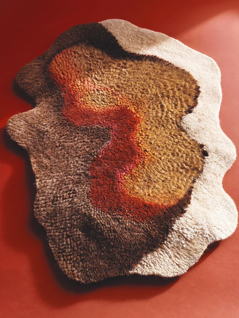 Konzeptstudie eines skulpturalen Wollteppichs mit asymmetrischer Kontur